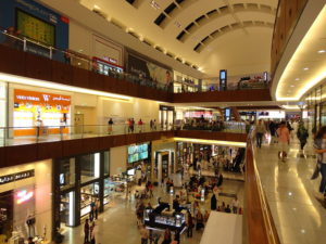 https://upload.wikimedia.org/wikipedia/commons/thumb/0/0c/Dubai_mall_indoor.JPG/800px-Dubai_mall_indoor.JPG