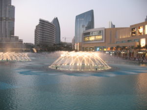https://upload.wikimedia.org/wikipedia/commons/c/c2/Dubai_Fountain_4.JPG